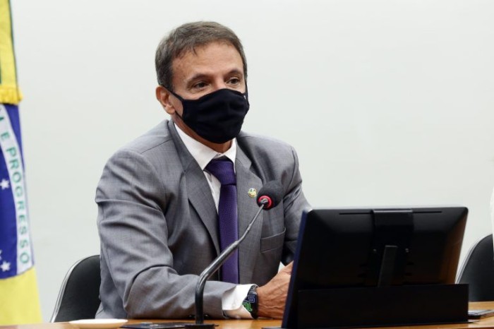 Para garantir aprovação do texto, Marcio Bittar prometeu priorizar áreas sociais após reestimativa de receitas - (Foto: Gustavo Sales/Câmara dos Deputados)