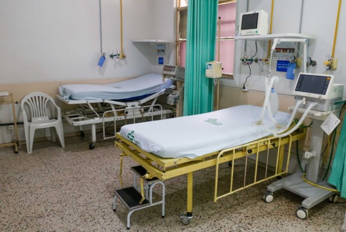 Número de leitos abertos em Minas no último ano daria para equipar mais de dez hospitais de campanha