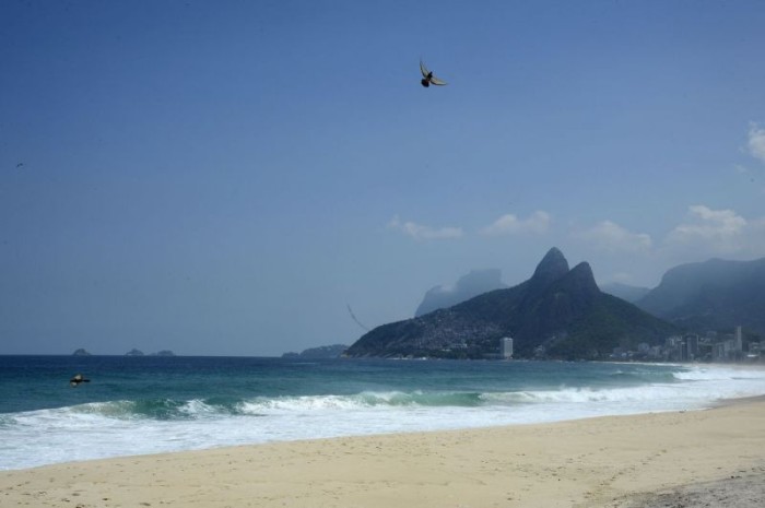 Governo do Rio fecha praias do estado, mas libera bares e comércio