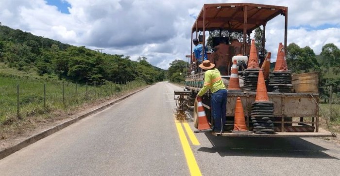 Governo entrega sinalização horizontal na MG-211, no Vale do Mucuri