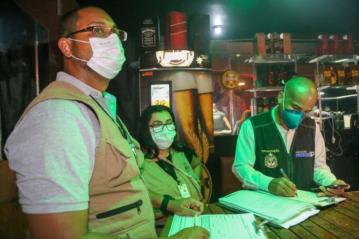 Comitê de Blitze fecha bingo com 100 pessoas e festa clandestina na capital