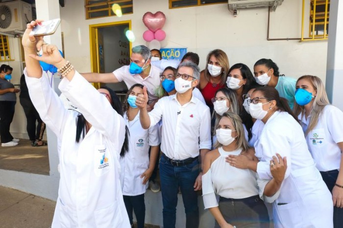 Romeu Zema acompanha vacinação contra a covid-19 em Montes Claros