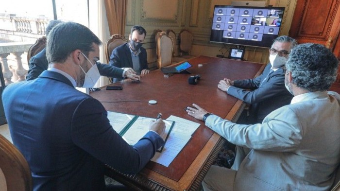 Sanção ocorreu de forma híbrida, com secretário e parlamentares no gabinete de Leite e também por videoconferência - Foto: Itamar Aguiar / Palácio Piratini