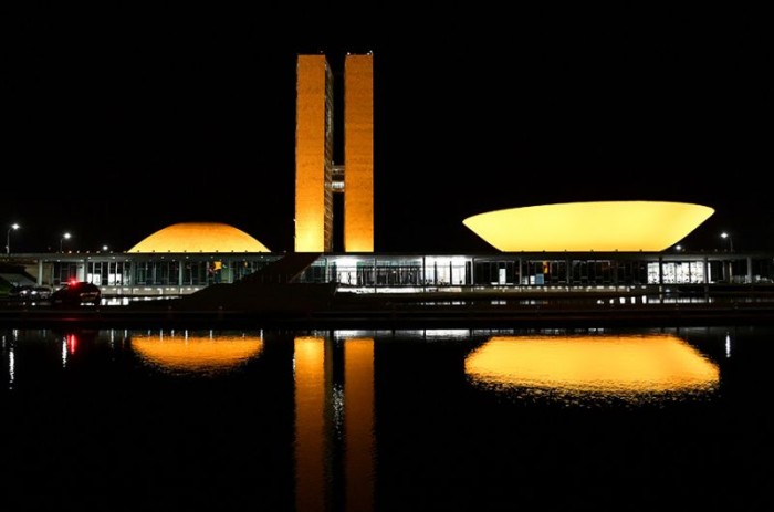 Congresso Nacional iluminado para divulgar o Maio Amarelo, em 2018 - Jonas Pereira/Agência Senado