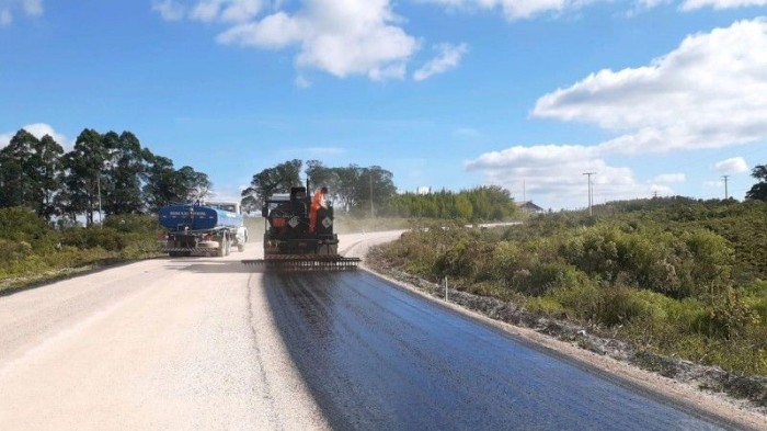 Avançam obras de recuperação do asfalto na ERS-608, em Pedras Altas