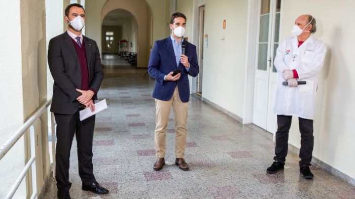 Anúncio foi feito por Leite, acompanhado secretário Marco Aurelio (E), no Asilo Padre Cacique, presidido por Edson Brozoza (D) - Foto: Gustavo Mansur / Palácio Piratini