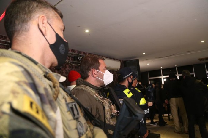 Força-tarefa estadual encerra festa clandestina com 600 pessoas em Osasco