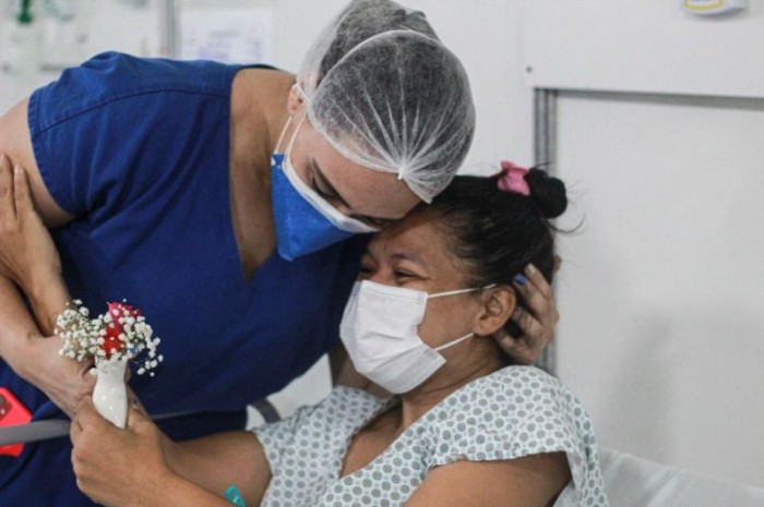 <em>Pacientes do Hospital de Campanha de São Luís foram homenageadas pelo Dia das Mães (Foto: Divulgação)</em>
