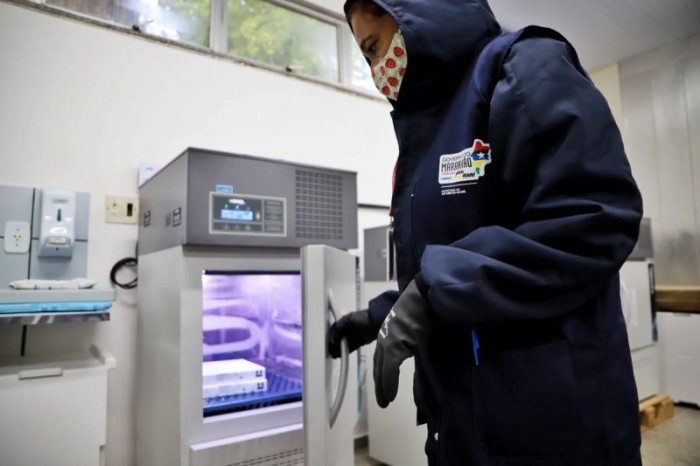 Segunda remessa de vacinas Pfizer chega à capital (Foto: Ruy Barros)