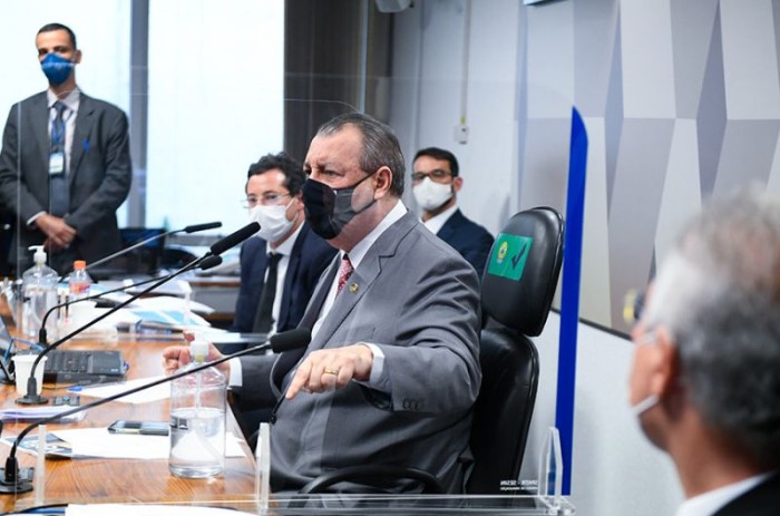 O presidente da CPI da Pandemia, Omar Aziz, após ter negado inicialmente pedidos de prisão de Fabio Wajngarten feitos pelos integrantes da comissão, anunciou o encaminhamento à Procuradoria da República 