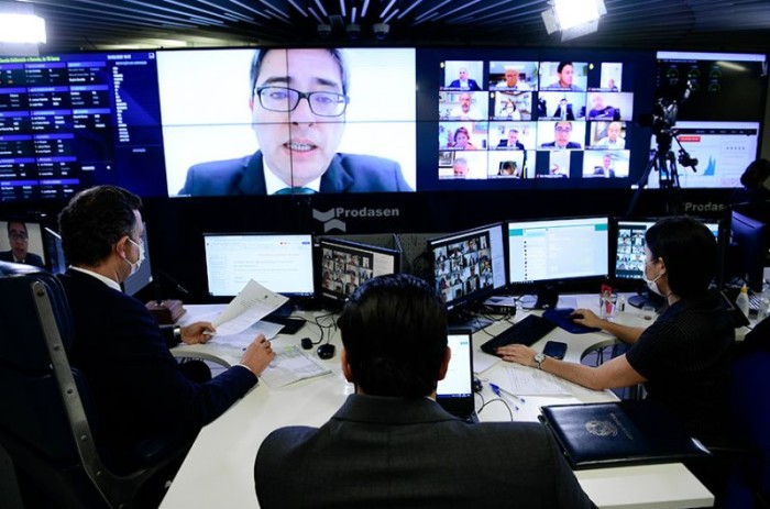 Carlos Portinho, autor do projeto, durante a sessão deliberativa do Senado desta quarta-feira