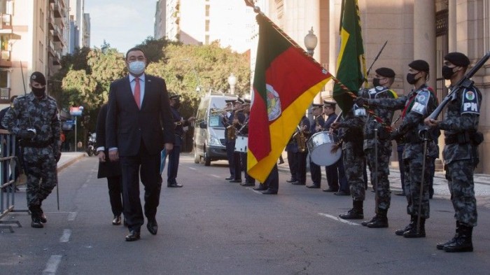 Embaixador do Cazaquistão foi recebido com honras militares à frente do Palácio Piratini - Foto: Felipe Dalla Valle/Palácio Piratini