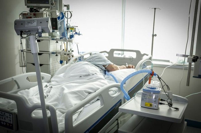 Paciente internado com covid-19: proposta prevê seis meses a dois anos de detenção e multa para quem prescrever medicação inócua; pena aumenta se crime for cometido durante uma pandemia e o autor for profissional de saúde - Alejandra De Lucca V./Minsal