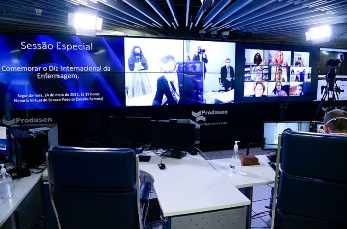 Autor do requerimento da homenagem e do projeto que fixa piso salarial e define jornada de trabalho na área da enfermagem, Fabiano Contarato ressaltou a importância dos profissionais durante a pandemia - Pedro França/Agência Senado