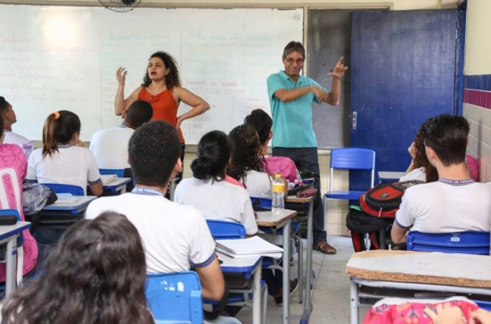 O projeto prevê educação bilíngue para surdos, com Libras como primeira língua e português escrito como segunda, vinculando-a à Lei de Diretrizes e Bases da Educação Nacional (LDB) - Roberto Soares/Alepe