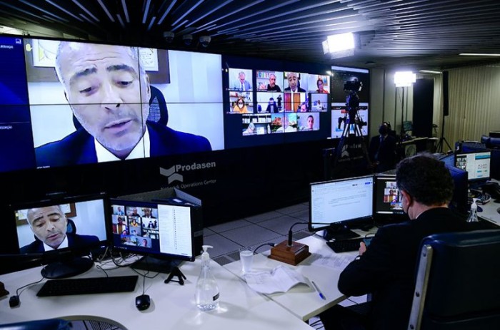 O senador Romário, relator do projeto, durante a sessão deliberativa desta quarta-feira