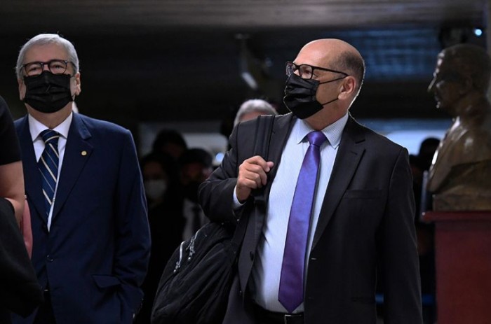 O presidente do Butantan (à direita) ao chegar ao Senado nesta quinta-feira - Edilson Rodrigues/Agência Senado