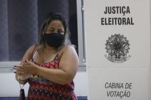 Eleitora em cabine de votação durante eleições municipais - (Foto: Fernando Frazão/Agência Brasil)