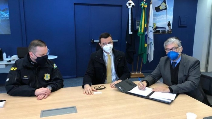 Reischak (E), Marco Aurelio e Pereira na assinatura do acordo - Foto: Divulgação PRF
