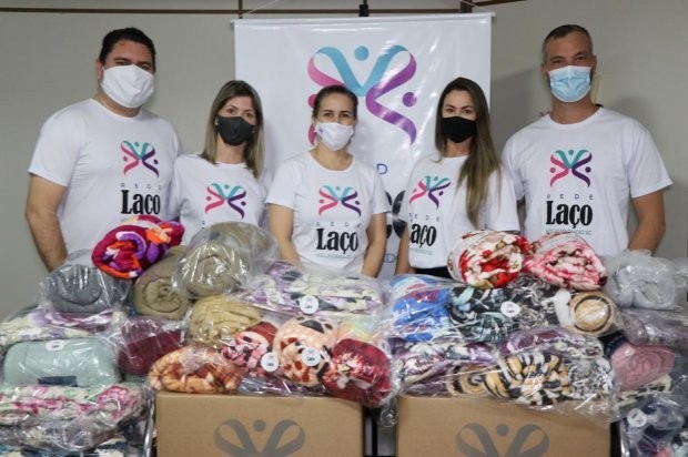 Famílias de Canelinha afetadas pelas fortes chuvas recebem cobertores da Rede Laço de Voluntariado