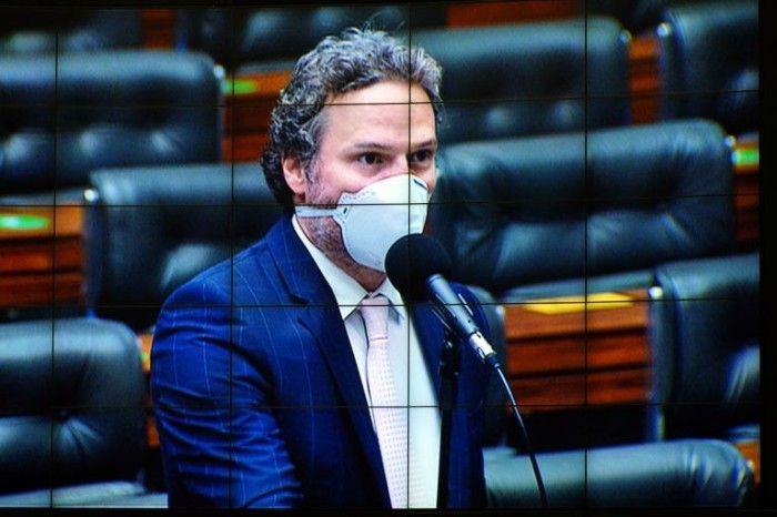 Deputado Fred Costa: uso causa estresse e dor aos animais - (Foto: Pablo Valadares/Câmara dos Deputados)