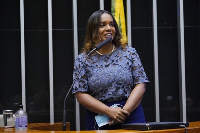 Tia Eron: mulheres chefiam cerca de 38% dos lares e possuem renda inferior - (Foto: Pablo Valadares/Câmara dos Deputados)