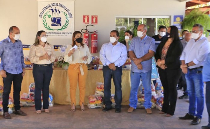 Governo do Tocantins entrega de kits de alimentos para estudantes da rede estadual de Crixás e Aliança do Tocantins
