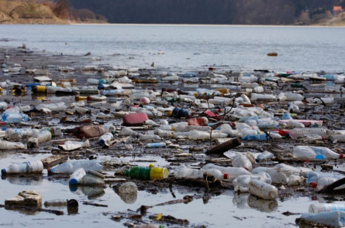 Lixo acumulado nas praias ou na superfície representa apenas 1% do plástico total que é despejado nos oceanos - picturesd/Getty Images