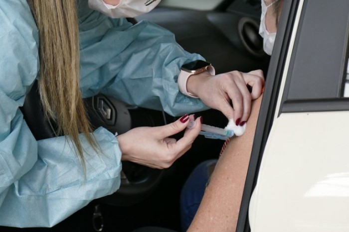 Os efeitos adversos das vacinas aplicadas no Brasil são considerados moderados - (Foto: Roque de Sá/Agência Senado)