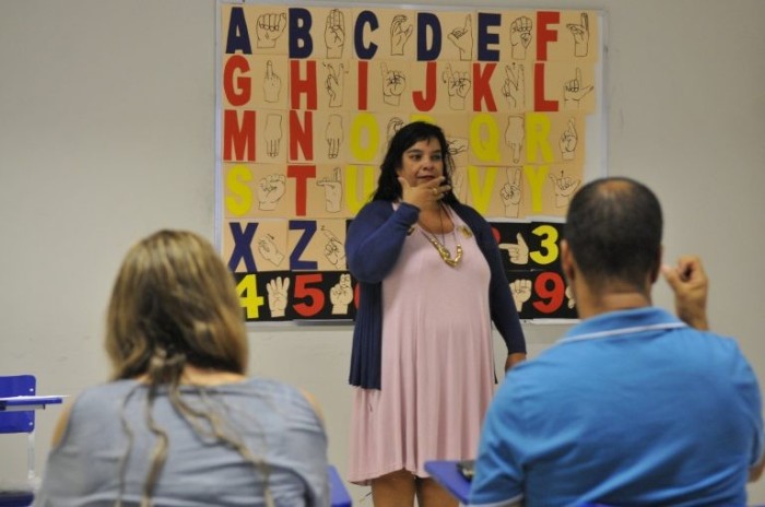 Debatedores argumentam que a Libras atende apenas uma parte dos surdos - (Foto: Renato Araújo/Agência Brasília)