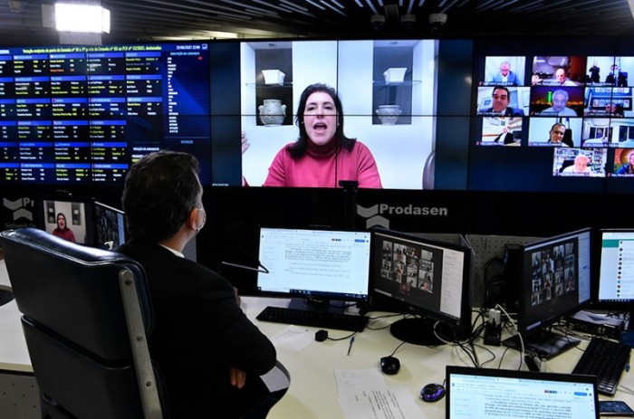 A líder da bancada feminina no Senado, Simone Tebet, e o presidente da Casa, Rodrigo Pacheco (de costas)