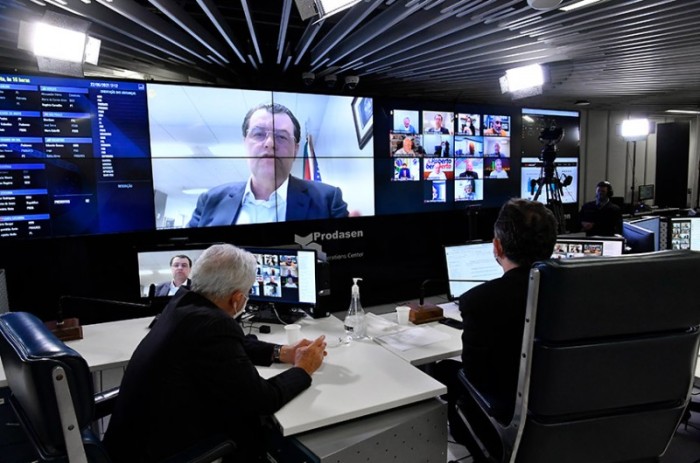 Por meio de requerimento do senador Eduardo Braga (foto), os senadores aprovaram prioridade para votação da MP original do Poder Executivo, ao invés do relatório do senador Roberto Rocha