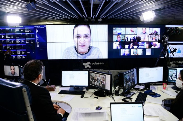 A senadora Kátia Abreu, presidente da Comissão de Relações Exteriores do Senado (CRE), leu a carta do Vaticano durante a sessão desta quarta