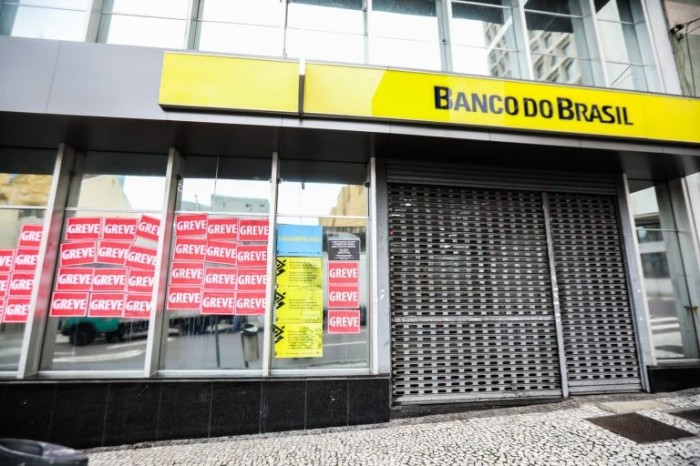 Bancários protestam contra fechamento de unidades físicas do BB - (Foto: Joka Madruga/SEEB Curitiba)