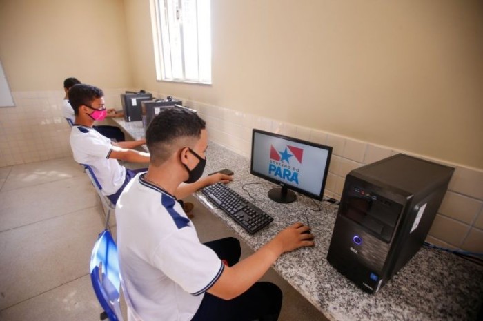 Alunos em laboratório de informática em escola do Pará - (Foto: Marco Santos/Agência Pará)