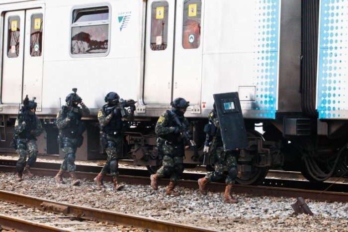 Ação do Exército no Rio de Janeiro em 2016, ano das Olimpíadas no Brasil - (Foto: Fernando Frazão/Agência Brasil)