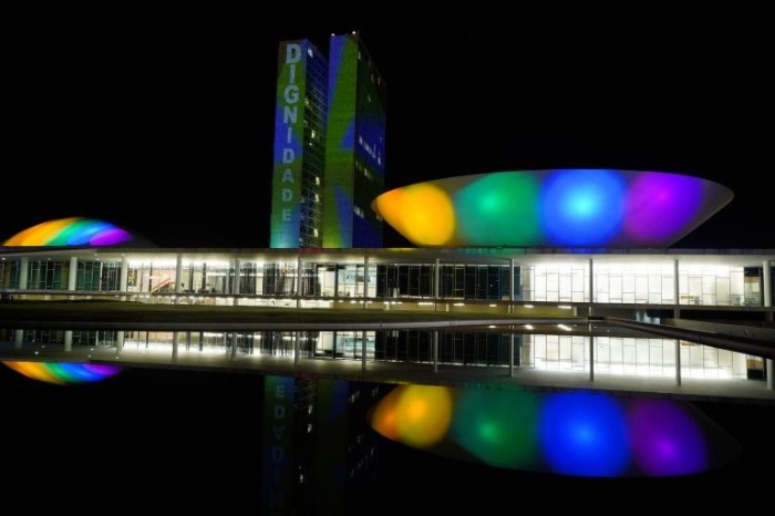 Prédio do Congresso Nacional foi iluminado com as cores do arco-íris nesta noite - (Foto: Pablo Valadares/Câmara dos Deputados)