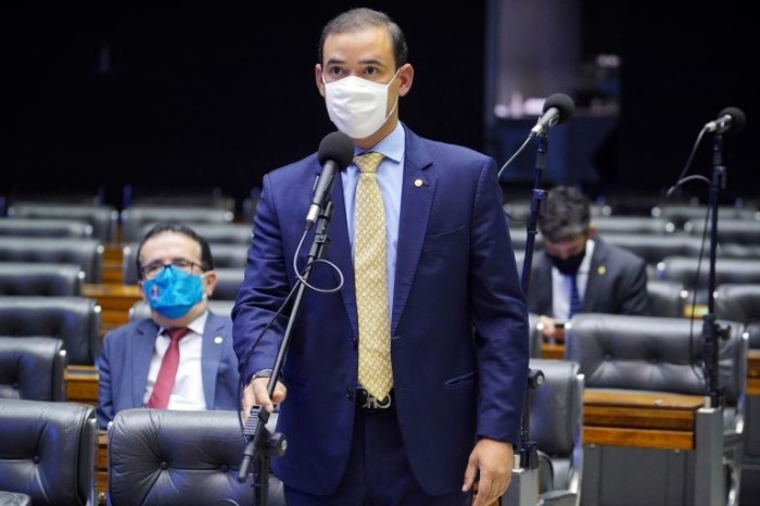 Vicentinho Júnior: é preciso dar mais competitividade ao transporte de cargas sem danificar rodovias - (Foto: Pablo Valadares/Câmara dos Deputados)