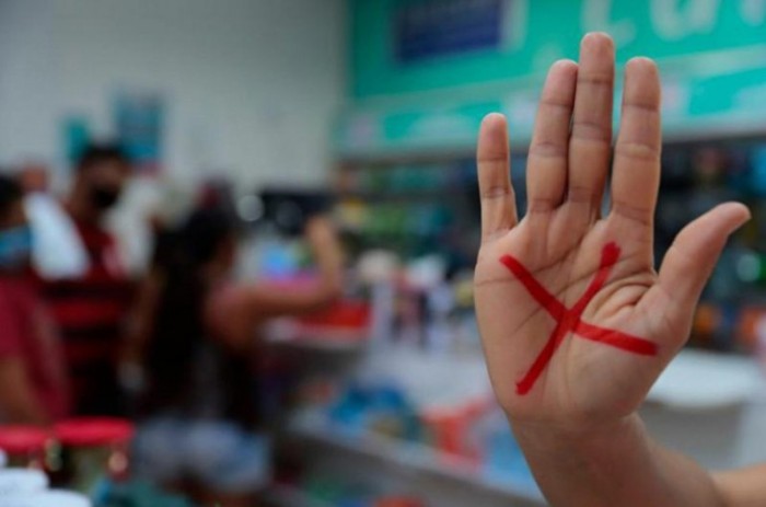 O programa Sinal Vermelho consiste em uma indicação na mão da mulher com um "X", preferencialmente na cor vermelha, como um sinal de denúncia de situação de violência em curso - Câmara Municipal de Bauru-SP