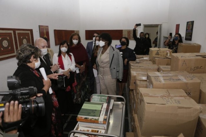 Comitiva observou que parte do acervo está acondicionada em caixas de papelão - (Foto: Divulgação / Comissão de Cultura)