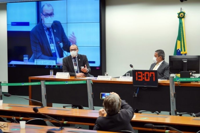 Otto Baptista (E), da Federação Nacional dos Médicos, em audiência na Câmara - (Foto: Pablo Valadares/Câmara dos Deputados)