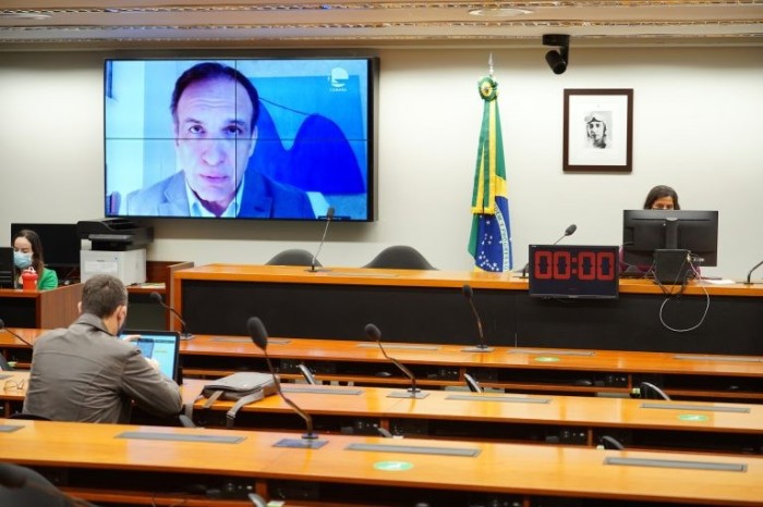 No telão, Leal explica que liminar permitiu à concessionária continuar no trecho - (Foto: Pablo Valadares/Câmara dos Deputados)