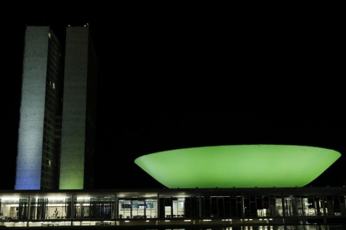 Câmara costuma ser iluminada para chamar atenção para temas importantes, acima campanha contra a Covid-19 - (Foto: Cleia Viana/Câmara dos Deputados)