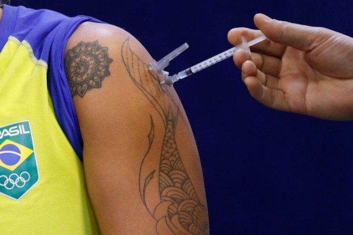 Vacinação de atletas brasileiros que disputarão as Olimpíadas - (Foto: Fernando Frazão/Agencia Brasil)