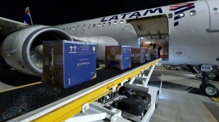 Primeiro dos três aviões com vacinas previstos para o sábado (3/7), pousou à 0h15 no aeroporto de Porto Alegre - Foto: Itamar Aguiar / Palácio Piratini
