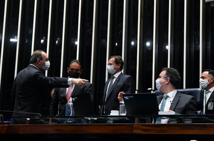 O senador Acir Gurgacz (ao centro) foi relator do parecer que indica José Marcos Nogueira Viana para exercer o cargo de embaixador do Brasil no Gabão - Jefferson Rudy/Agência Senado