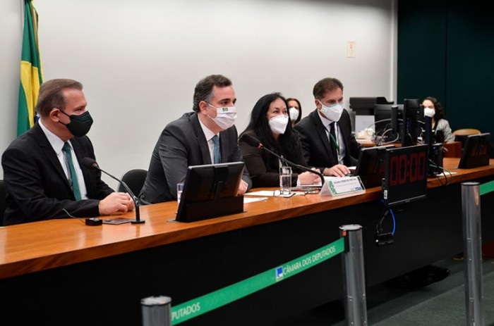À mesa da reunião, o senador Wellington Fagundes; o presidente do Congresso, senador Rodrigo Pacheco; a presidente eleita da comissão, senadora Rose de Freitas e o secretário, Walbinson Tavares de Araújo - Marcos Brandão/Senado Federal