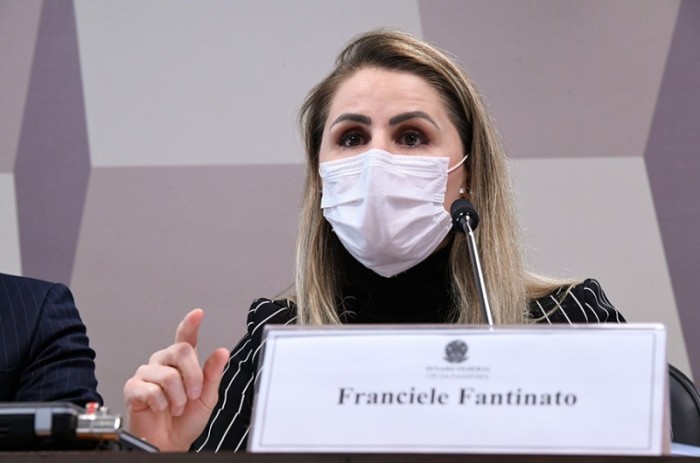 À CPI, Francieli Fantinato afirmou que pediu exoneração do cargo depois que “a politização do assunto chegou a um limite”. Ela assegurou não ter recebido do Poder Executivo vacinas suficientes e campanhas publicitárias efetivas. - Edilson Rodrigues/Agênci
