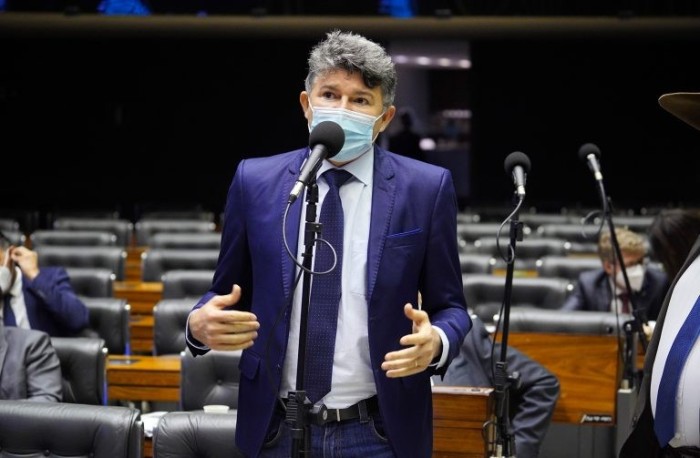 Medeiros: medida ajudará a modificar a forma inadequada de implementar políticas públicas - (Foto: Pablo Valadares/Câmara dos Deputados)