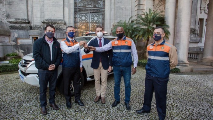 Governador Leite fez entrega das chaves do veículo a integrantes da Defesa Civil estadual - Foto: Felipe Dalla Valle / Palácio Piratini